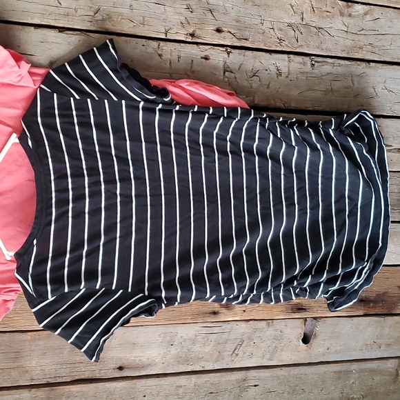 Lot of 2 Isabel Maternity V-neck Shirts - Picture 3 of 7